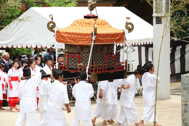 厳かに神輿がやってきて、見る人を驚かせ沸かせる。