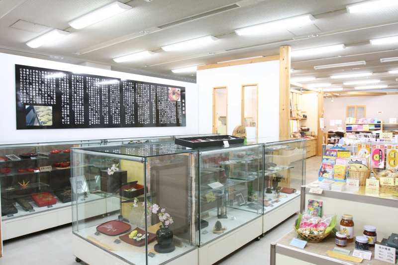 今治地区の地場産業に特化したじばさんプラザでは桜井漆器や菊間瓦などの伝統工芸品も購入可能。