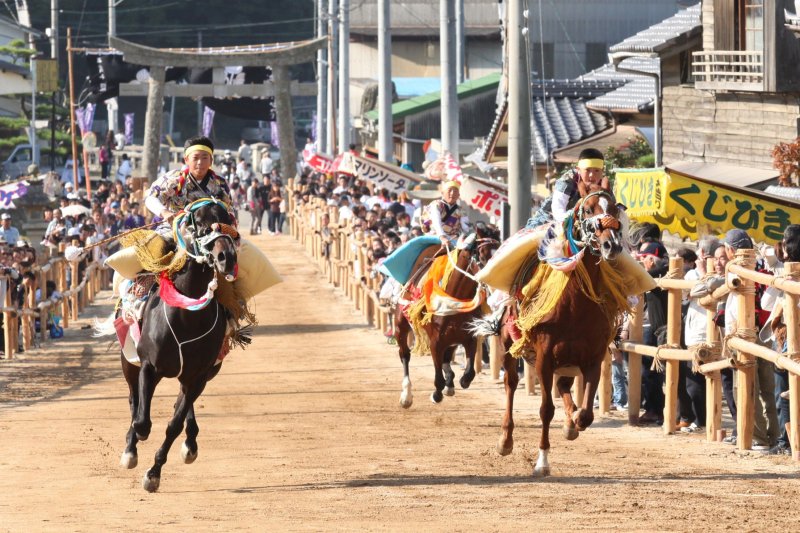 愛媛県無形民俗文化財に指定されている伝統ある「お供馬の走り込み」は実に勇壮華麗。