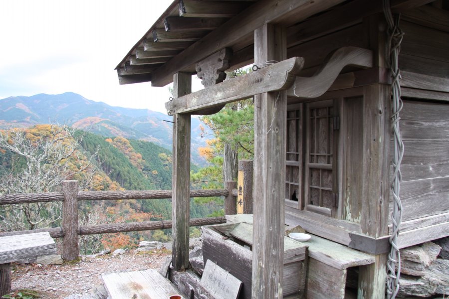 山頂には700年あまりの歴史があるといわれる豊峰神社がまつられている。懸命に登った頂上から望む景観は一段と格別。