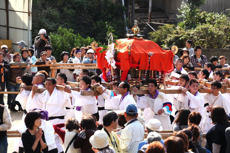 輿丁（かきて）の男たちが白装束に身を包み、伊勢音頭の掛け声と共に各地区の神輿も登場し、祭りムードを一層高める。