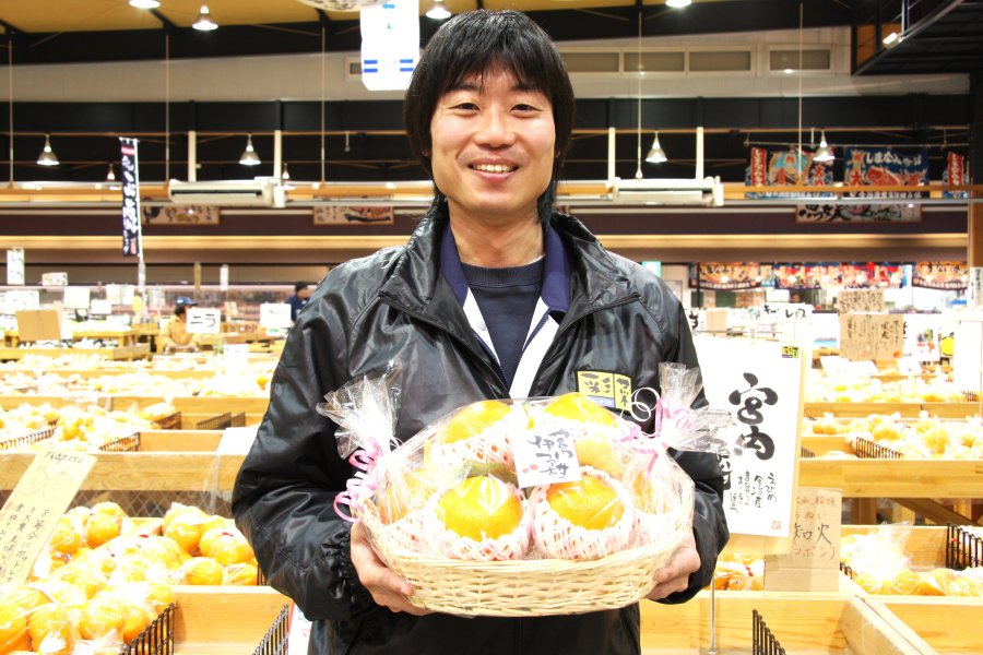 契約農家が栽培した旬の野菜や柑橘類などを年間を通して買い求めることができる。