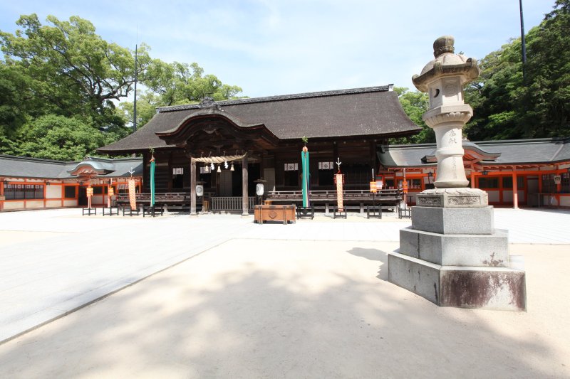 愛媛最古の神社という由緒があり、全国に一万社あまりある山祇神社の総本社とされる。広い境内は静寂で厳かな神秘的な空間。