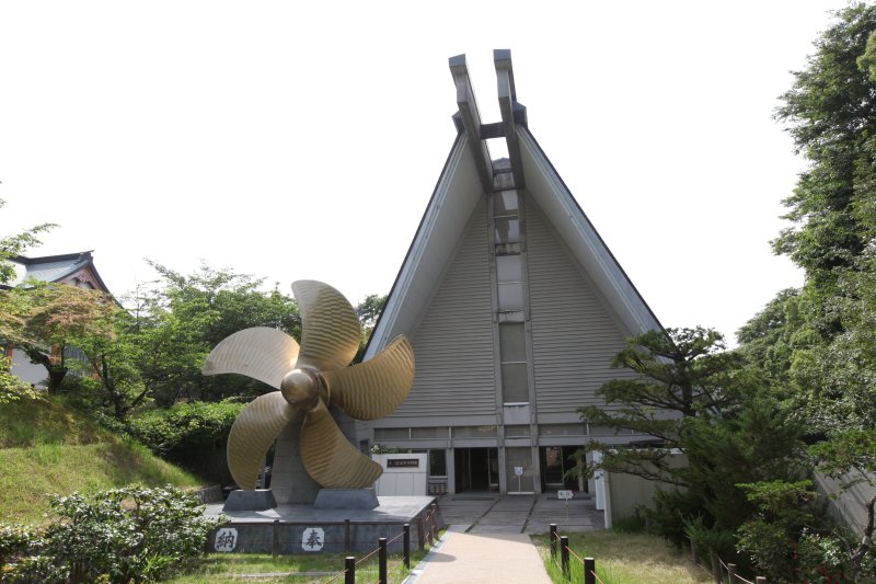 生物学者であった昭和天皇が海洋生物の研究に使った「葉山丸」を展示している大三島海事博物館も境内にある。
