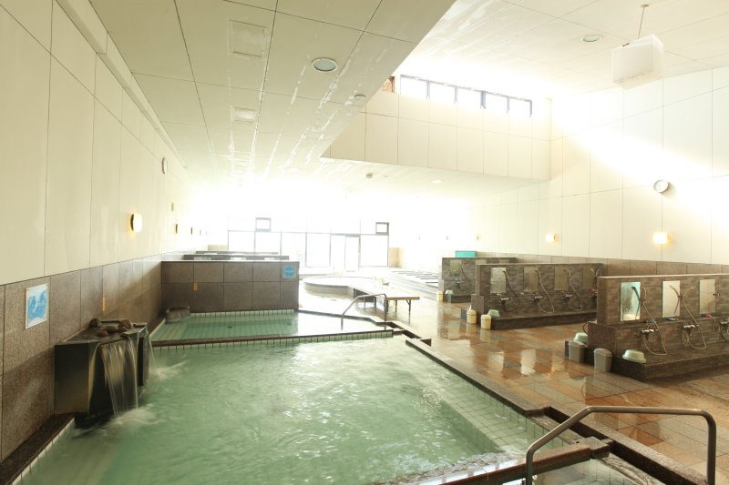 広々とした浴室には白絹の湯を始め、高温源泉や低温源泉、電気風呂など11種類の浴槽が設置されている。