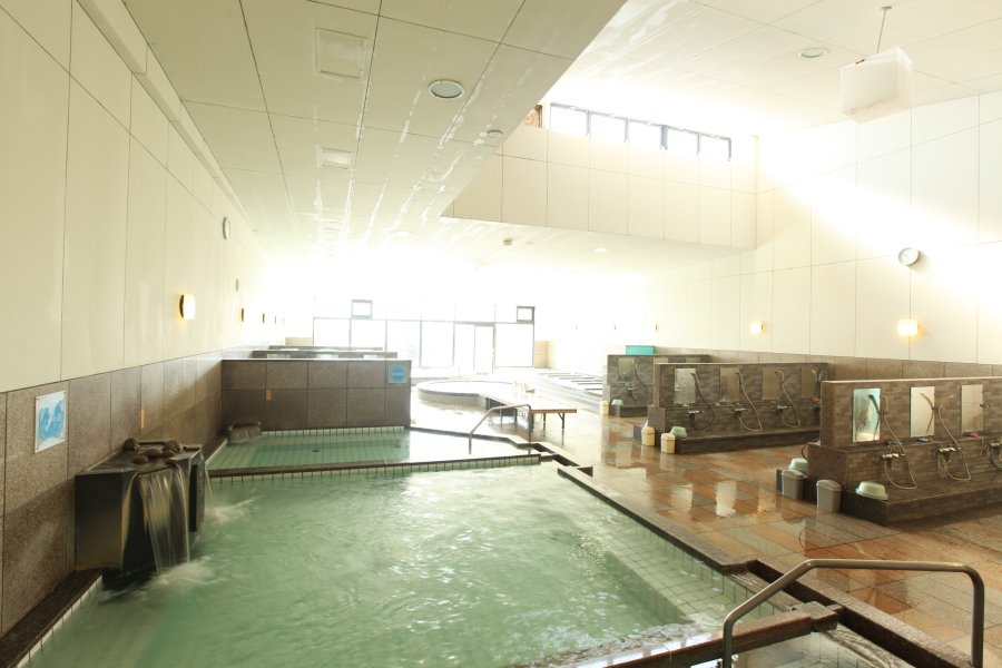 広々とした浴室には白絹の湯を始め、高温源泉や低温源泉、電気風呂など11種類の浴槽が設置されている。