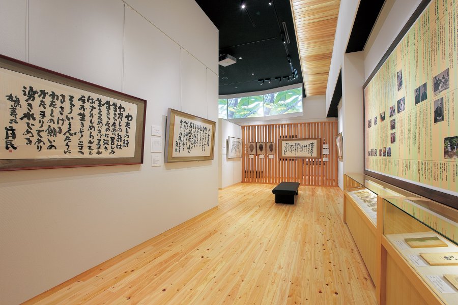 第一展示室の上部には3面のモニターが設置されており、四季折々の風景映像などを通して作品の世界を表現している。
