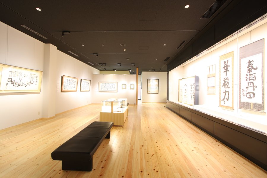 落ち着いた空間が広がる第二展示室では長椅子が設置されており、坂村真民の作品をゆっくりと鑑賞することができる。