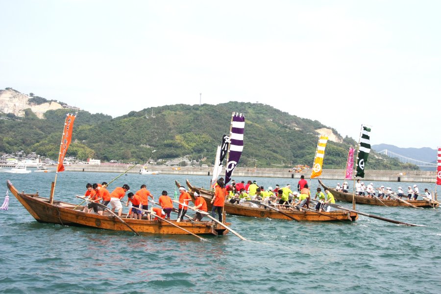 五本の櫂で小早船を操り、200mの直線コースで速さを競う。