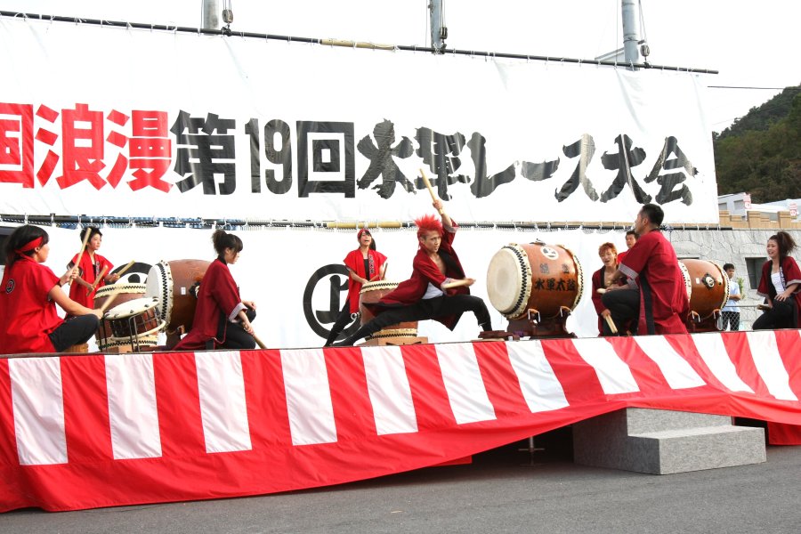 大会中には、水軍の戦いをイメージした踊りや伝統ある能島水軍太鼓も披露される。