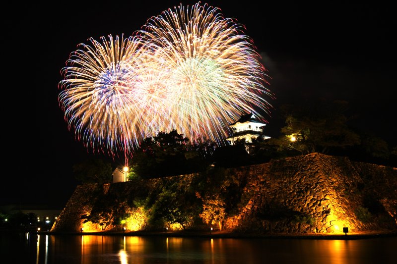 祭りのフィナーレを飾る光と音の夜の祭典。堂々たる9000発もの花火が打ち上がる。