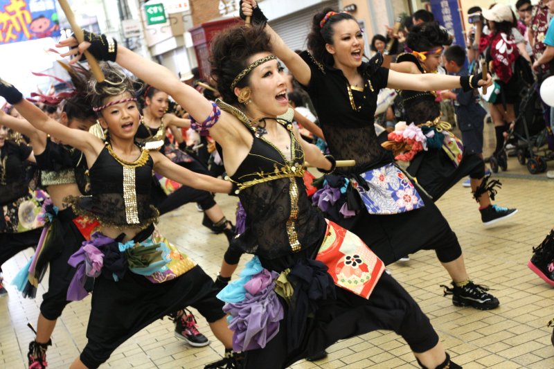 たくさんの団体が次々と踊りを見せてくれるダンスバリサイは、コスチュームからダンスまでオリジナル。