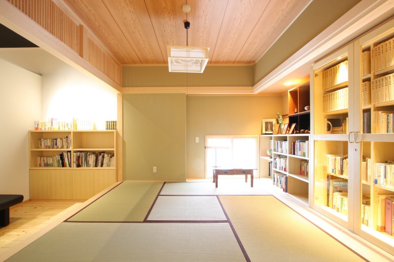 復元された書斎には、実際に坂村真民が使用していた愛用品などが展示されている。