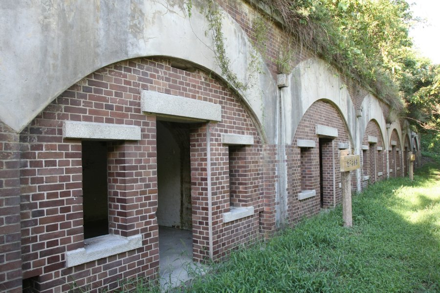 ドイツのハンブルグから取り寄せられた、西洋の赤レンガで築かれた地下兵舎跡。周囲には浄化装置などが配置され芸予要塞の中核をなしていたとされる。