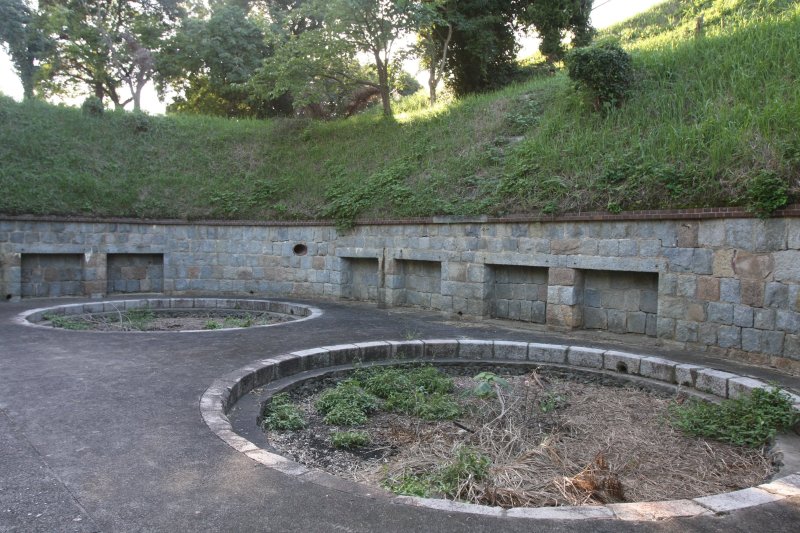 中部砲台跡には28センチ砲が6門あったとされており、巨大な円形の砲座跡が今も残されている。