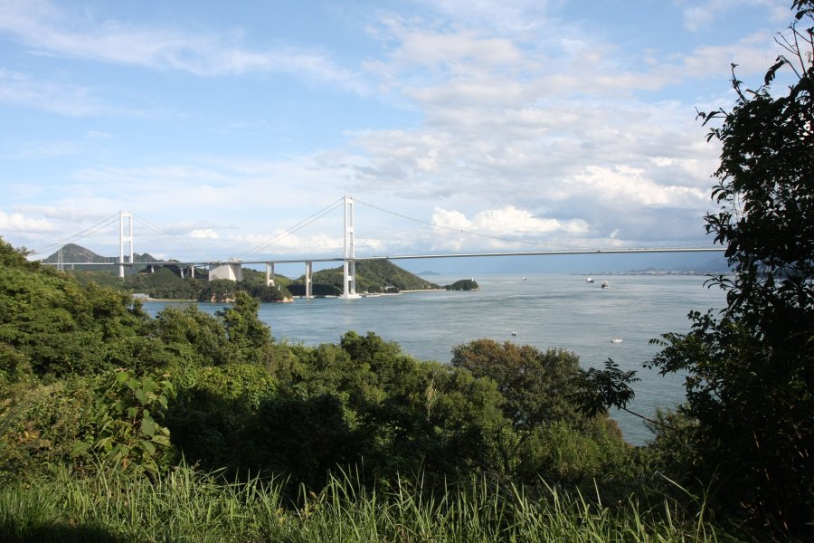 島のほぼ中心にある司令塔跡は現在は展望台となっており、山頂からは来島海峡大橋はもちろん瀬戸内海の美しい景色を満喫できる。