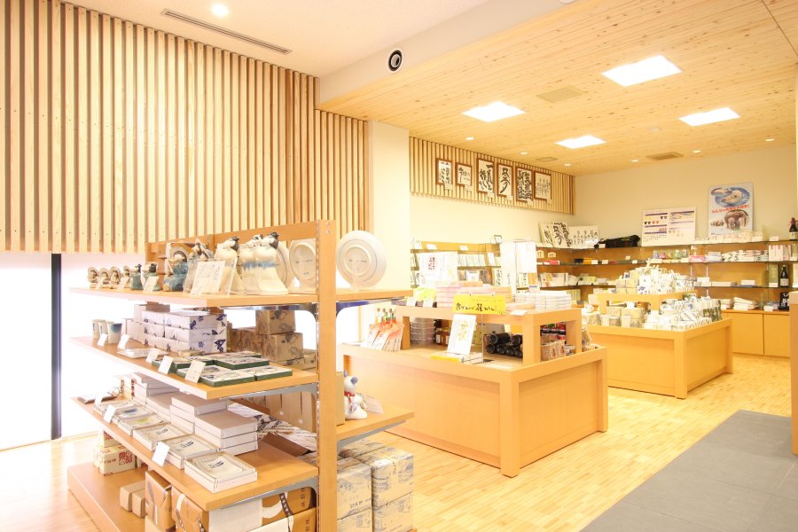 坂村真民に関する商品などを販売するミュージアムショップでは、ここでしか手に入らない品を手に入れることができる。