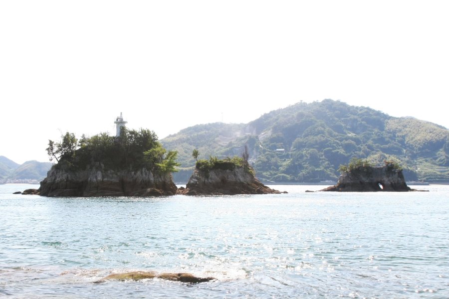 山頂に建つ白い灯台はシンボルとなるだけではなく、海上交通の安全にも一役買っている。