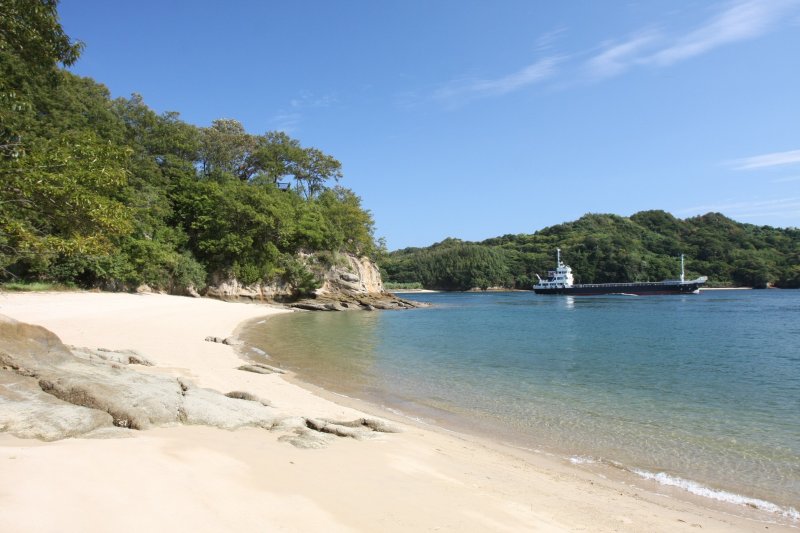 きめ細やかな白砂に透き通ったマリンブルーの海の組み合わせが魅力の海岸は、どこまでも続く青空の下で島並みを一望できる。