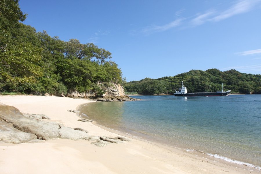 きめ細やかな白砂に透き通ったマリンブルーの海の組み合わせが魅力の海岸は、どこまでも続く青空の下で島並みを一望できる。