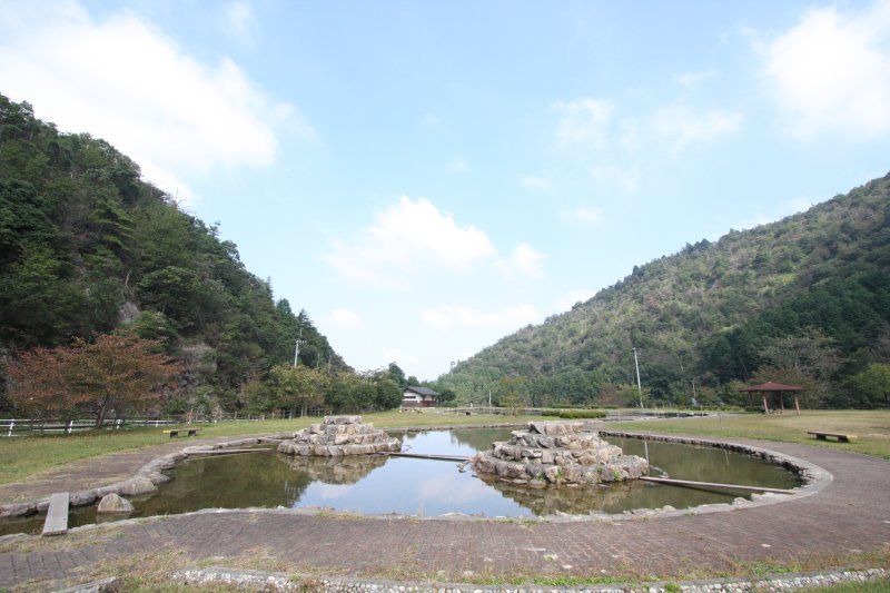 池の中の石で築かれた島には渡し板が架けられており、子供たちの遊び場となっている。