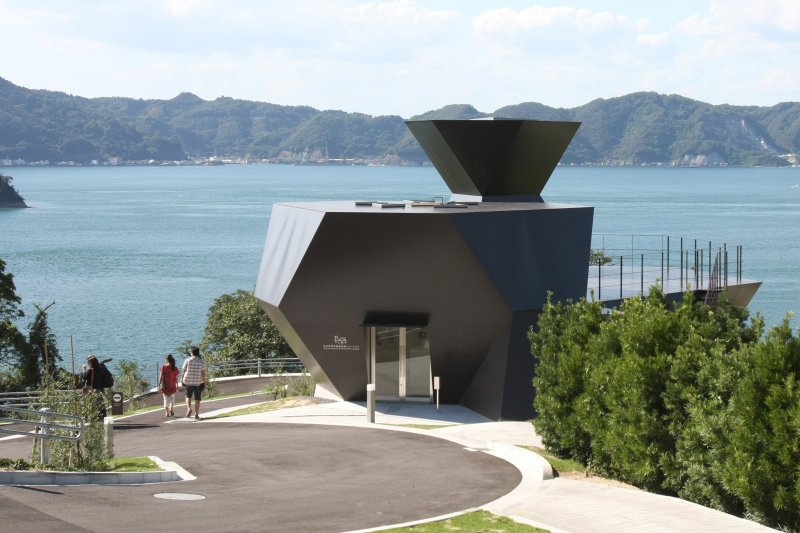 みかん畑の傾斜に囲まれて海を背景に建つミュージアムは、今にも出港しそうな船のデッキのよう。