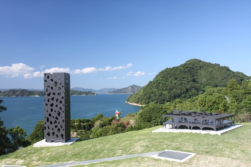 敷地内には海と島々を背景にして屋外展示物が点在しており、瀬戸内の美しい風景を眺めながら散策することができる。