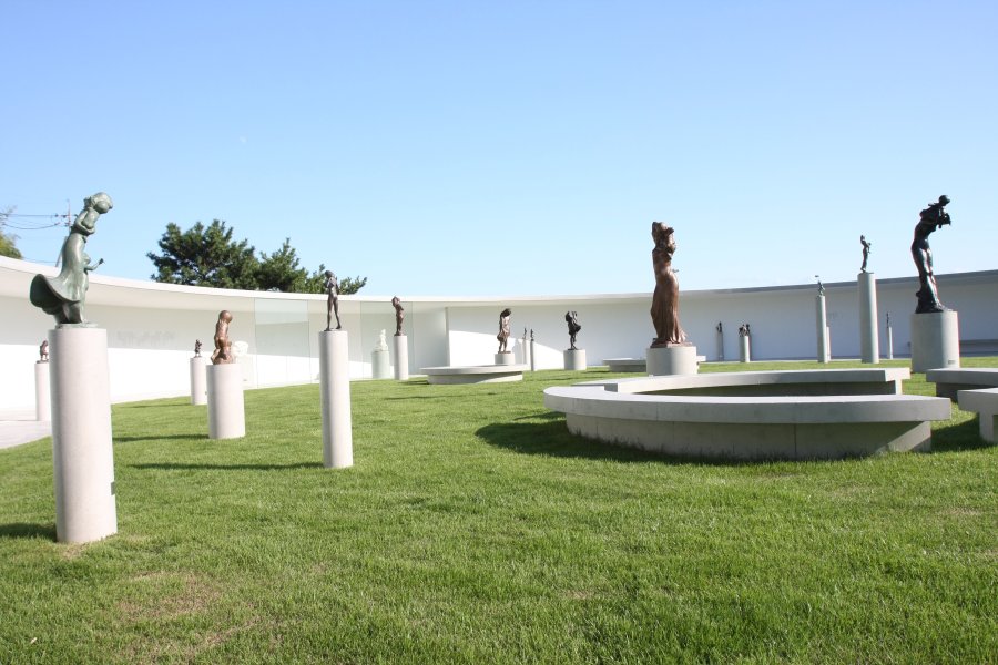 彫刻が展示されている中庭は屋外になっており、芝生の中にある円形のベンチに座れば瀬戸内の光や風を感じることができる。