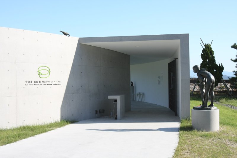 特徴的なエントランスにも作品が展示され、白いコンクリート壁に囲まれた空間に訪れる人の期待が高まる。