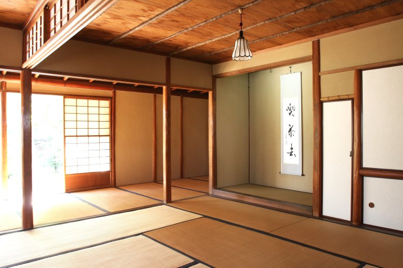 柿の木が多数植えられていたことから柿ノ木庵と名付けられた茶室。併設された庭園内には腰掛待合なども設けられており、県内では珍しく本格的な造りになっている。