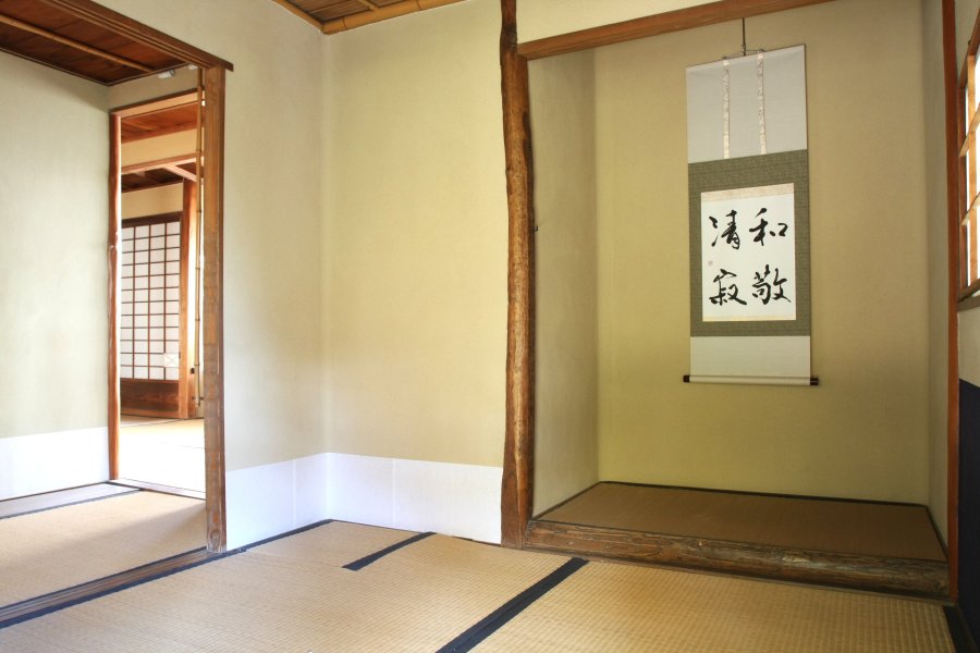千利休が豊臣秀吉のために建てたといわれる、待庵をそのまま再現したもので、戦国時代の面影を色濃く残す茶室。
