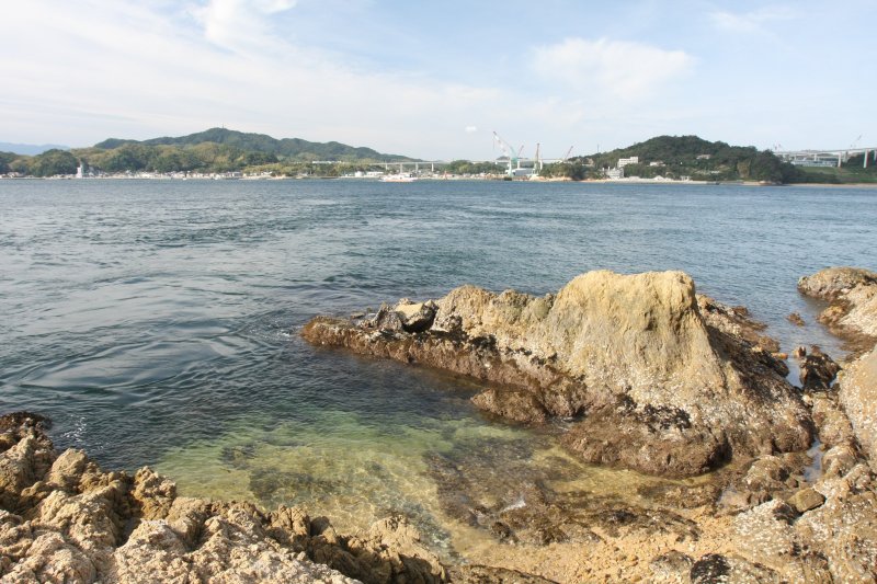 干潮時には島の南側に砂浜が現れ、その先の洞窟を抜ければ来島海峡の激しい潮流が間近に迫る隠れた絶景ポイント。