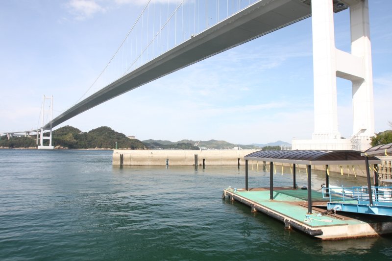 対岸には今治市街地が広がり、真横に迫る来島海峡大橋とさざ波立つ潮流、そして行き来する船舶を一同に眺望できる。