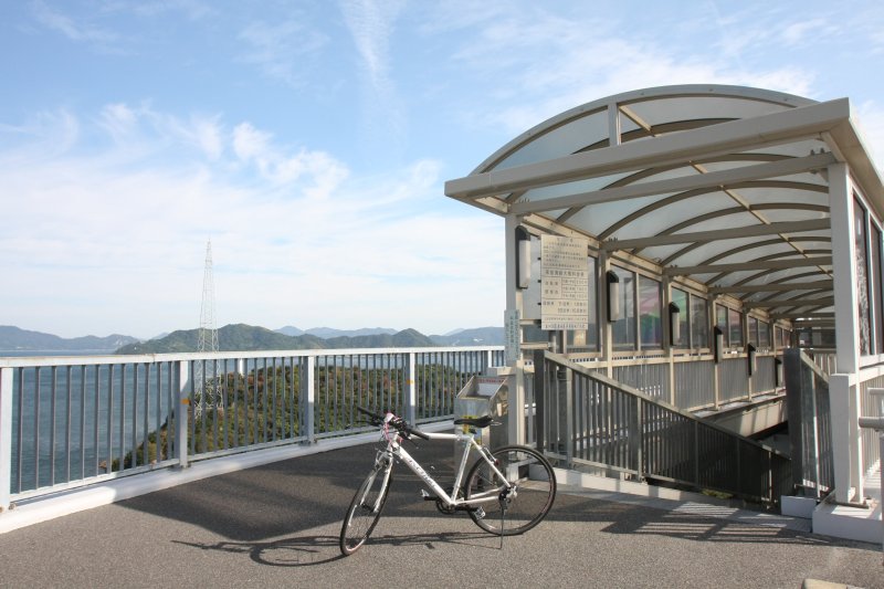 島へは、波止浜港からの定期船を利用するか、徒歩や自転車、原動機付自転車で来島海峡大橋からエレベーターを利用して上陸できる。