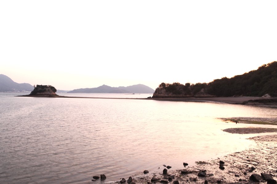 沖に浮かぶ島をまるで一本の線で結んだかのような幻想的な風景。潮が引くと道が現れ、島まで歩いて渡ることができる。