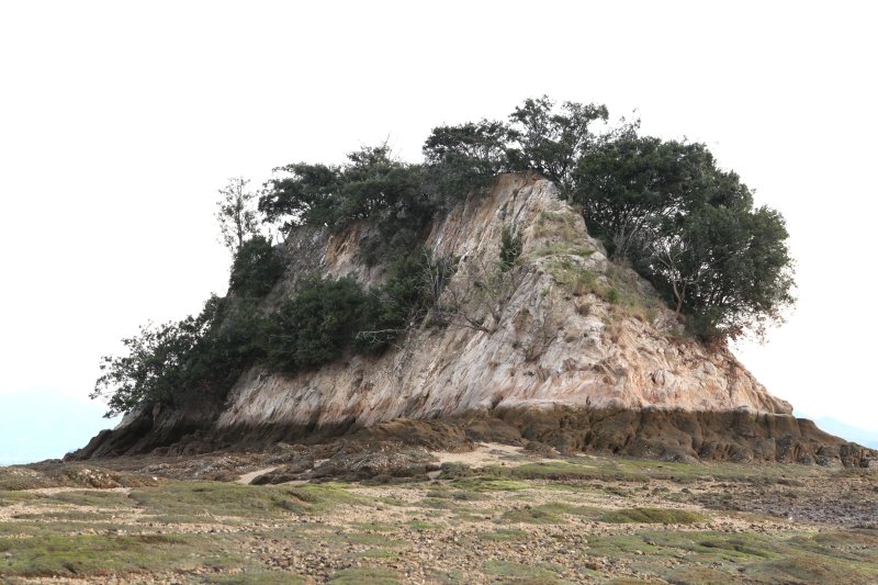 普段は海に沈み見ることのできない島の根っこ部分まで露出すると、島の大きさは普段の倍以上となり、普段見ている部分は氷山の一角であることが分かる。