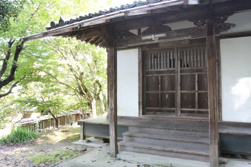 明治初期に神仏分離が実施されるまで、大山祇神社に附属していた神宮寺の奥の院。神宮寺は現存しておらず、奥の院だけが残されている。