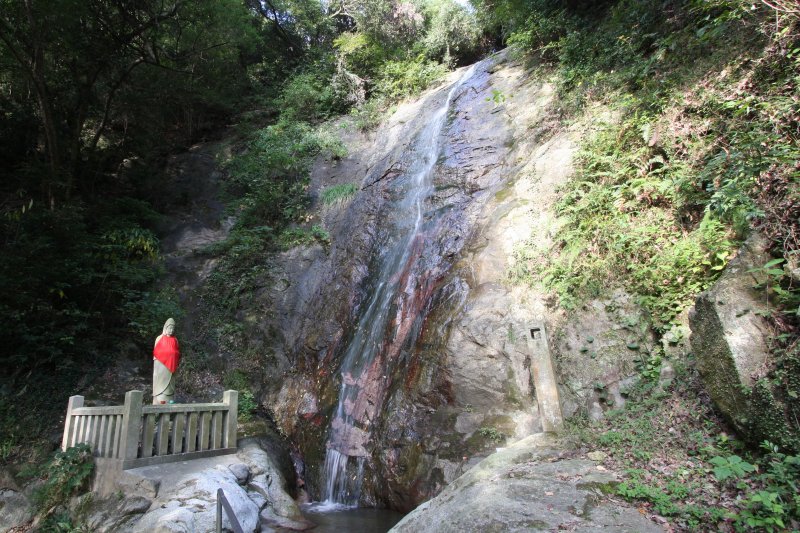67mの高さをしなやかに流れ落ちる歌仙の滝は、素朴な中にも凛とした風情が漂う。