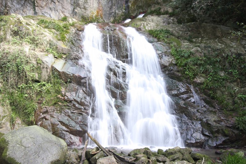 古滝の別名を持つ霧合の滝は、20mの断崖から雄滝、雌滝に分かれて一気に滝つぼに流れ落ちる迫力ある滝で、古くから水行の滝としても親しまれてきた。