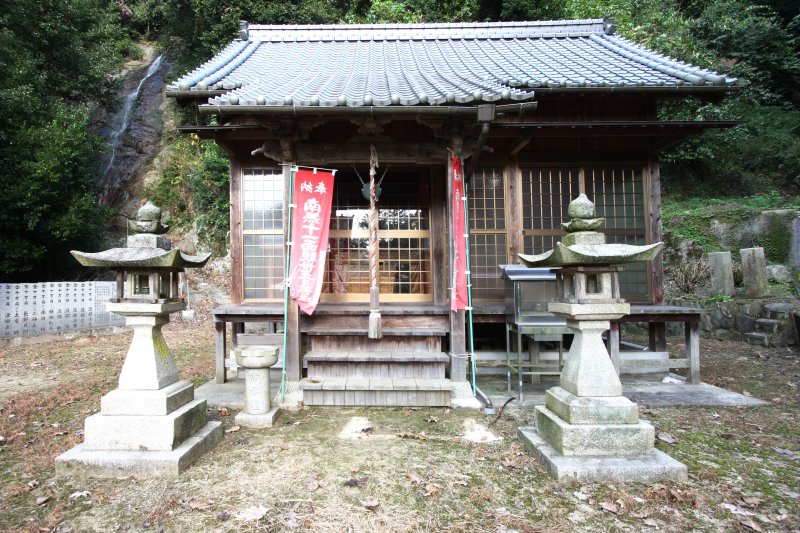 歌仙の滝の傍には十一面観世音菩薩を祀る観音堂も鎮座しており、神聖な雰囲気が漂う境内。