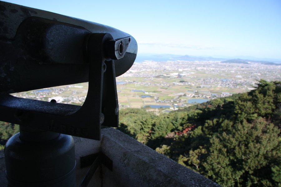 展望台には無料で使用できる望遠鏡が設置されており、普段見られない角度から伊予市の町並みを眺めることができる。