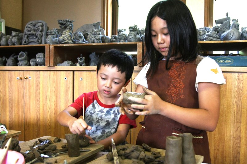 見本の作品を見ながら竹ベラなど、様々な道具を使って自由に制作できる。