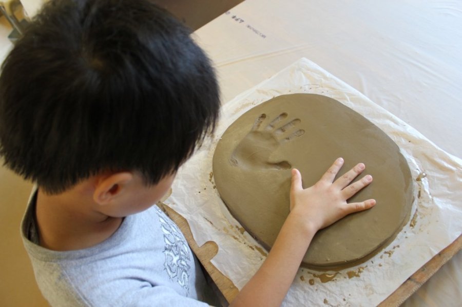 小さな子供でも手軽にできる手形の瓦作りは簡単で記念にもぴったり。
