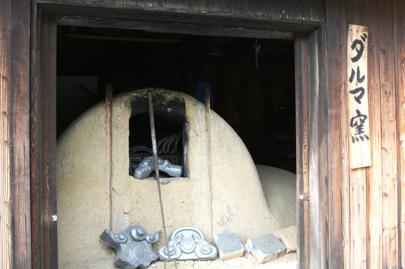 ダルマ窯は約400個のレンガや500枚の瓦、粘土4トンを使用されている。