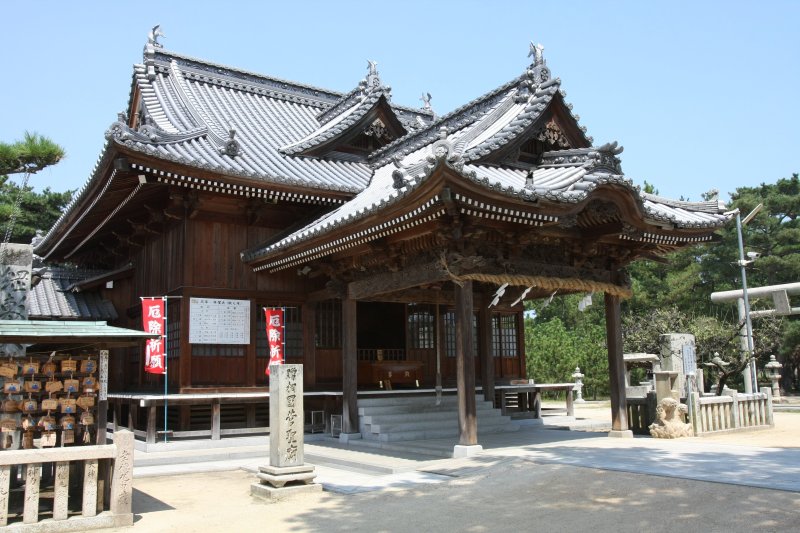 菅原道真ゆかりの綱敷天満神社は、道真が志島ヶ原に漂着した際、村人達が漁船の綱を丸く巻いて敷物としたところから、その名が付いたといわれている。