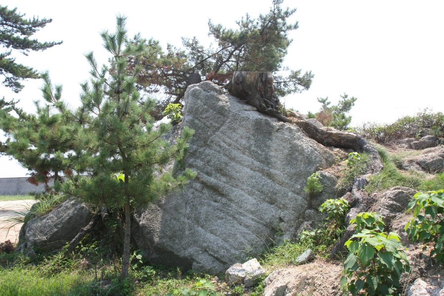 菅原道真が太宰府に左遷される途中、濡れた衣を干したといわれる衣干岩が今も海岸に佇んでいる。