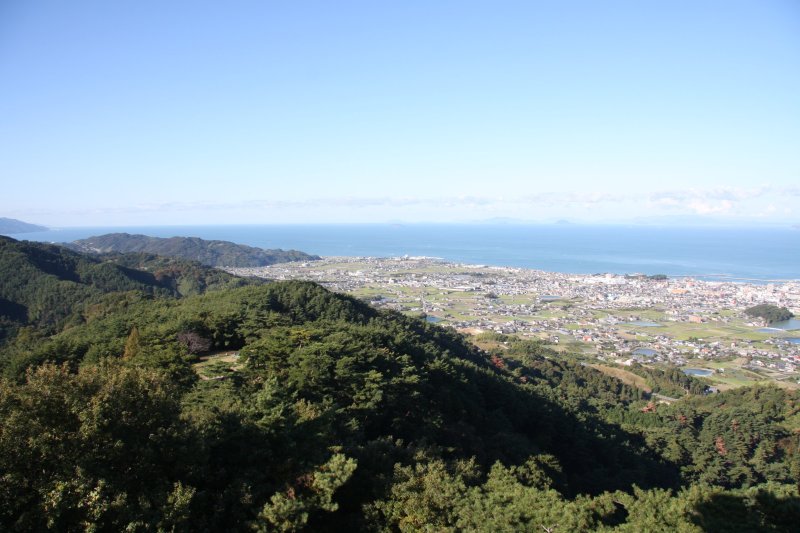 天気の良い日には、伊予灘の壮大な海まで一望することができる。