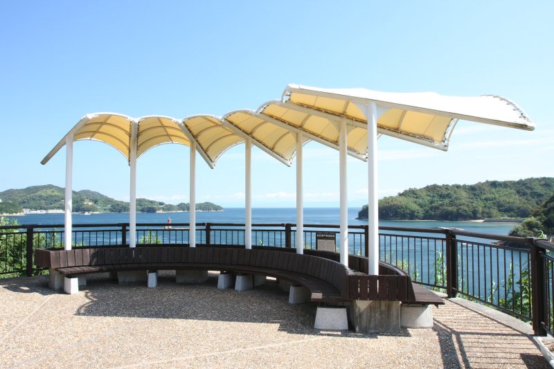 船折瀬戸を眼下に望む展望台からは、青い海に映える赤灯台の景観や潮流の中を行き来する船舶を眺めることができる。
