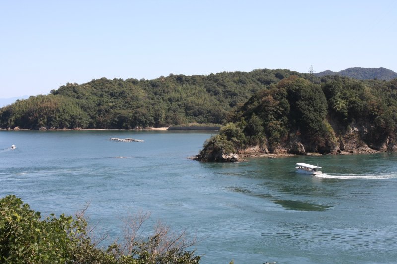 船折瀬戸を航行する潮流体験の船がエンジンを切ると、まるで川下りのように船が回転しながら流されていく様子が見れる。