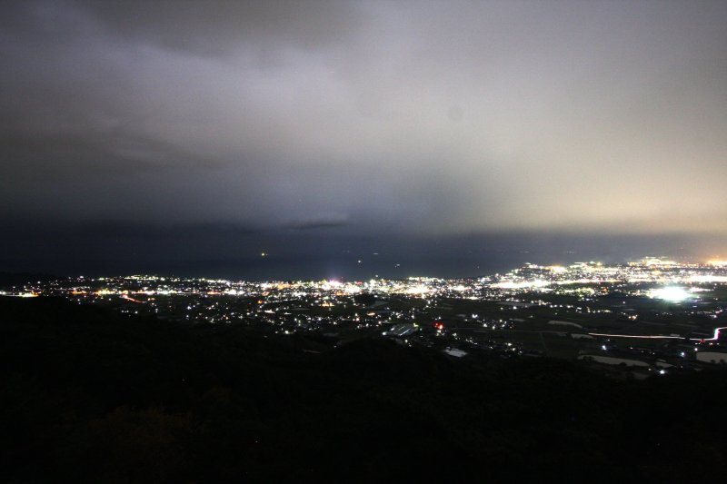 夜景スポットとしても有名でカップルなどが多く訪れる。展望台から望む夜景はロマンチックで思わずうっとり。